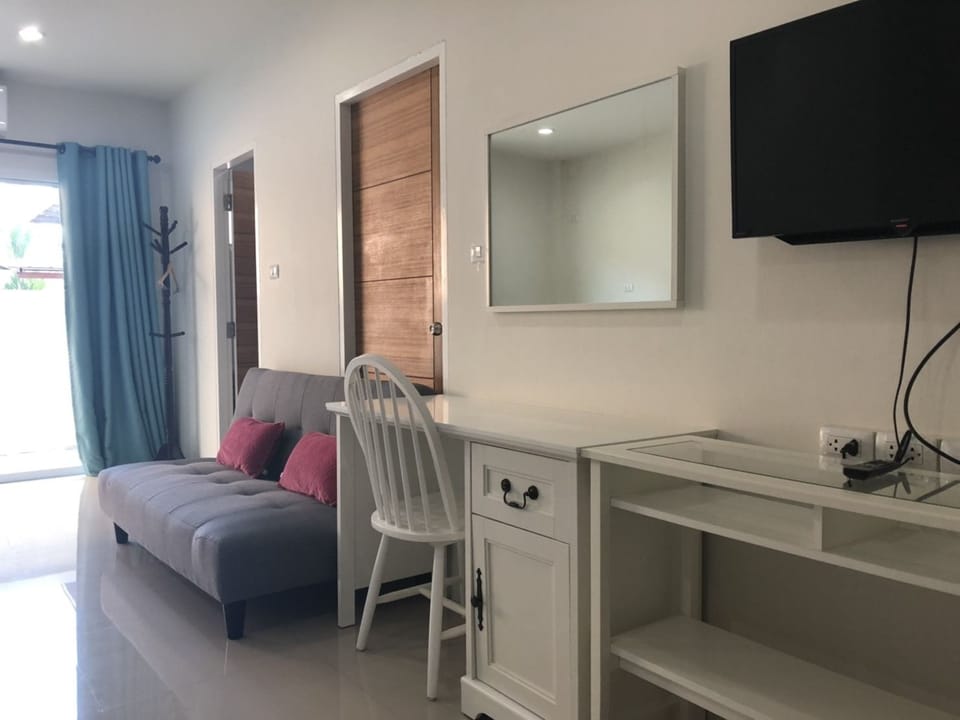 Deluxe Room, 1 King Bed with Sofa bed | Blackout drapes, free WiFi, bed sheets