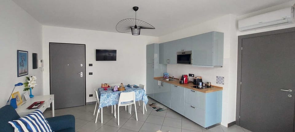 Appartamento Deluxe Sky Blue | Private kitchen | Full-size fridge, microwave, stovetop, espresso maker