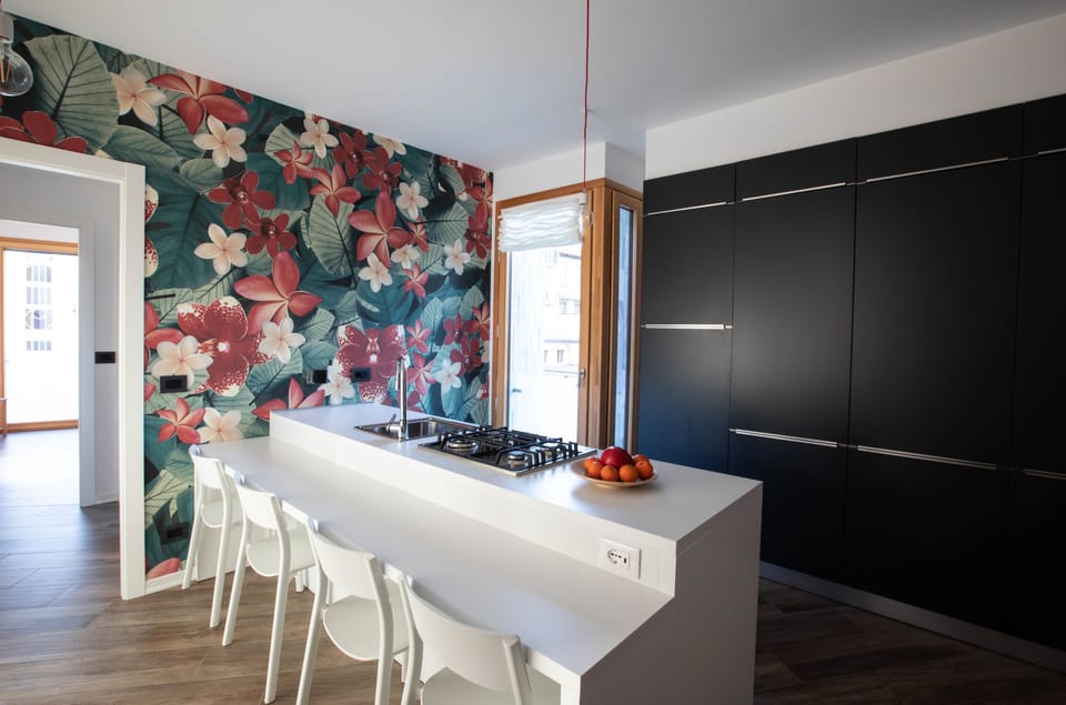 Appartamento Deluxe Flower Suite | Private kitchen | Full-size fridge, microwave, stovetop, espresso maker