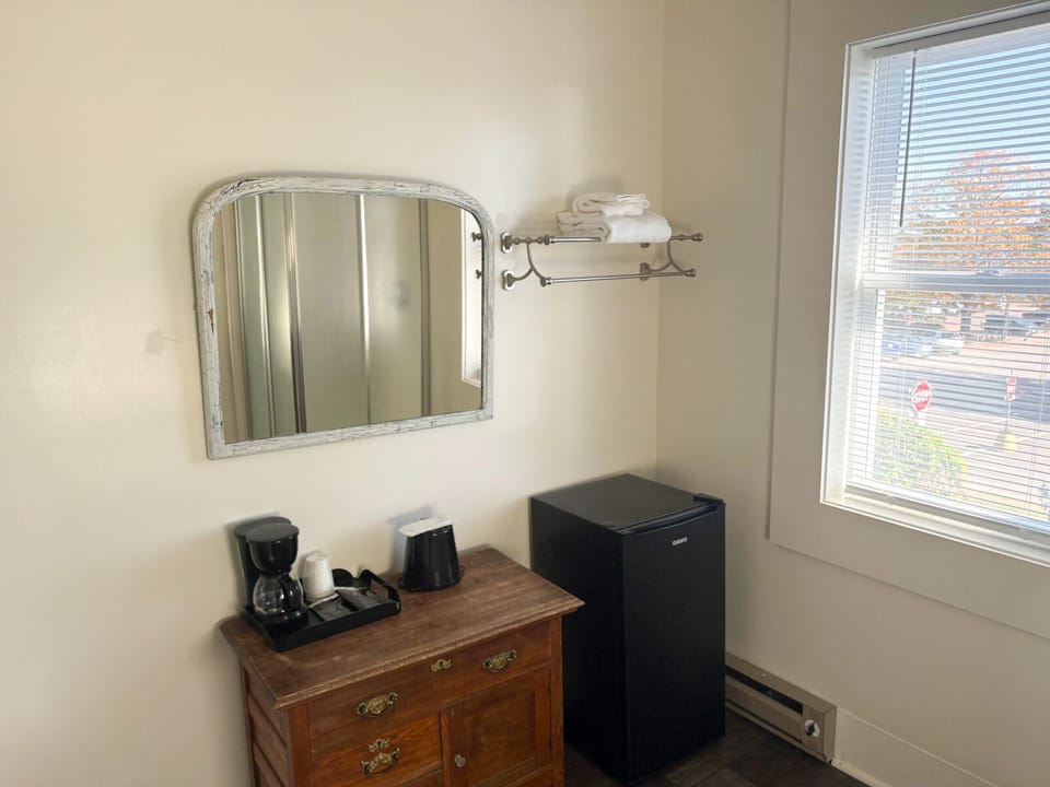 Double Room, Ensuite, Lake View (Private Deck, Non-ADA) | Room amenity