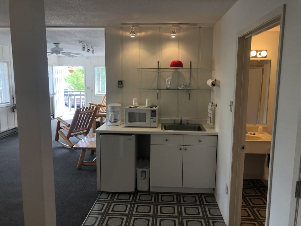 Suite, Ensuite, Lake View (Rm 8A, 1st Floor, Non-ADA) | Private kitchen | Ice maker
