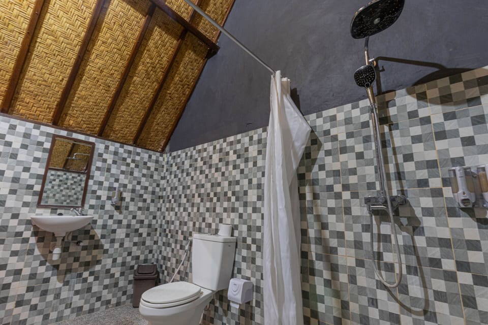 Superior Double Room | Bathroom | Shower, hydromassage showerhead, free toiletries, bidet