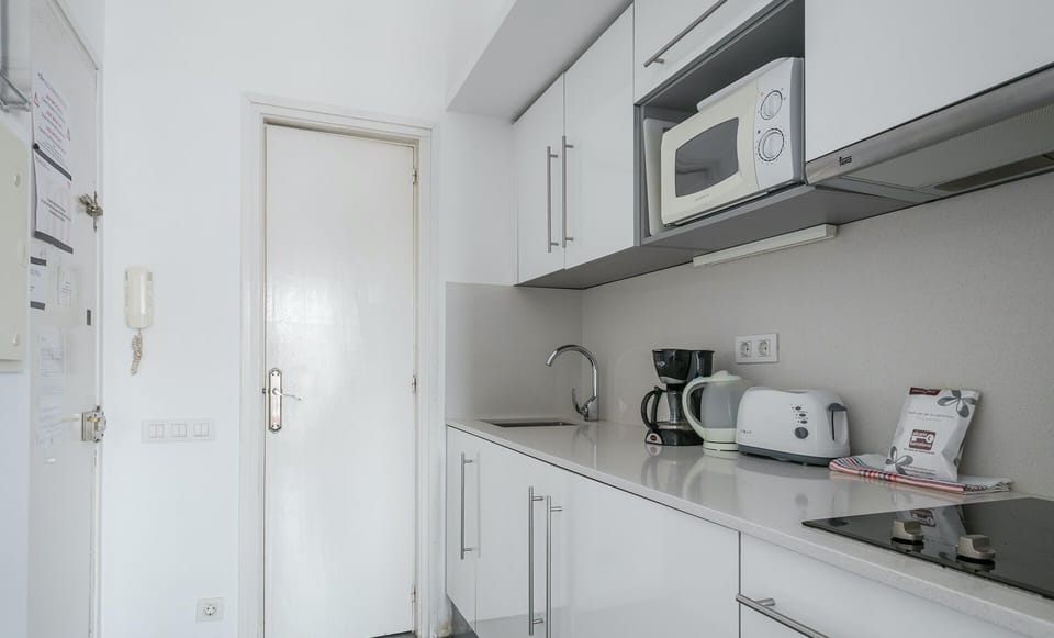 Basic Apartment, 1 Double Bed, Non Smoking | Private kitchen | Full-size fridge, microwave, stovetop, coffee/tea maker