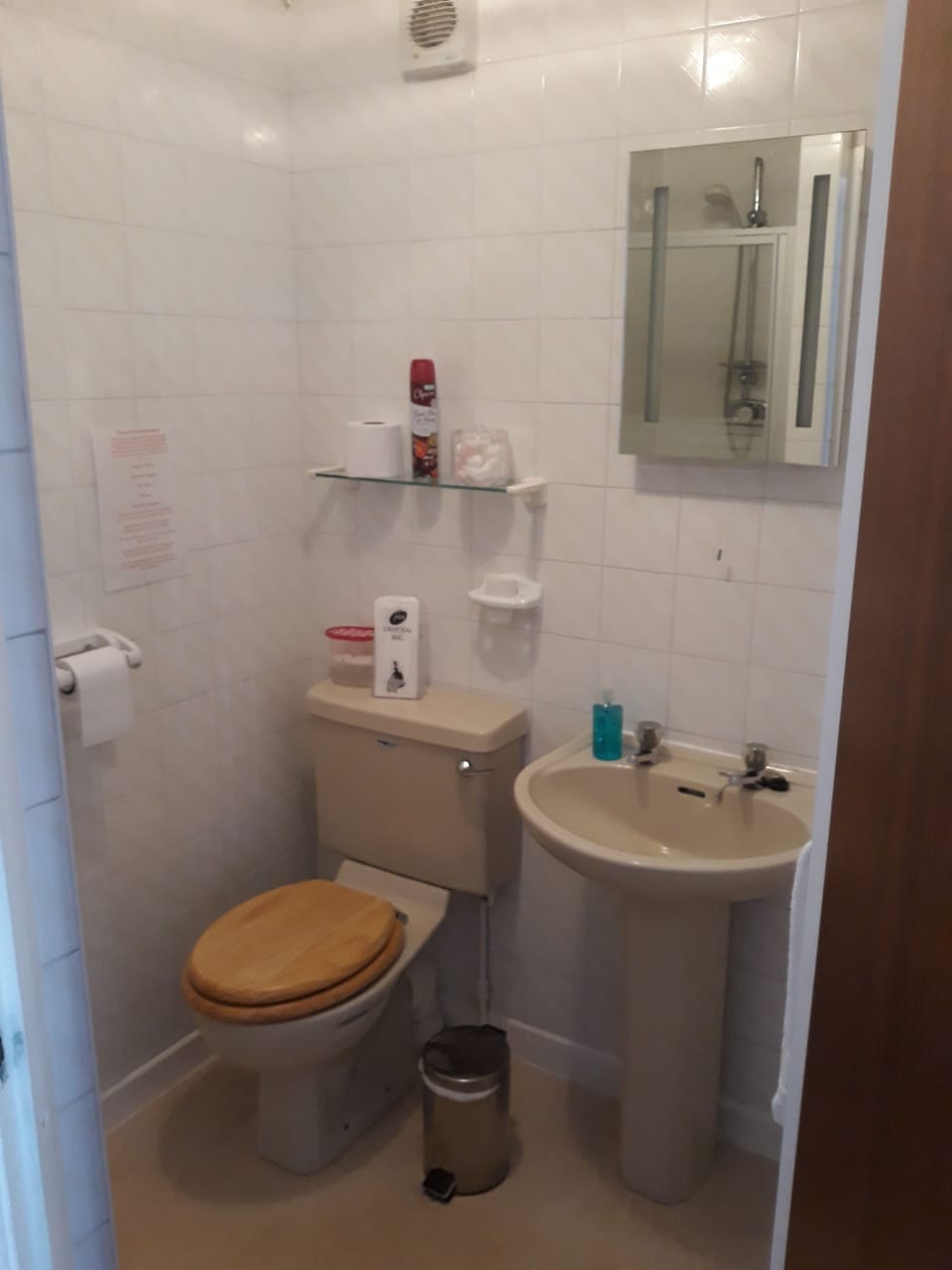Double Room | Bathroom | Shower, free toiletries, hair dryer, towels