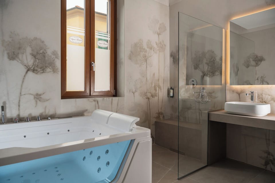 Junior Studio Suite | Bathroom | Hair dryer, bidet, towels, soap