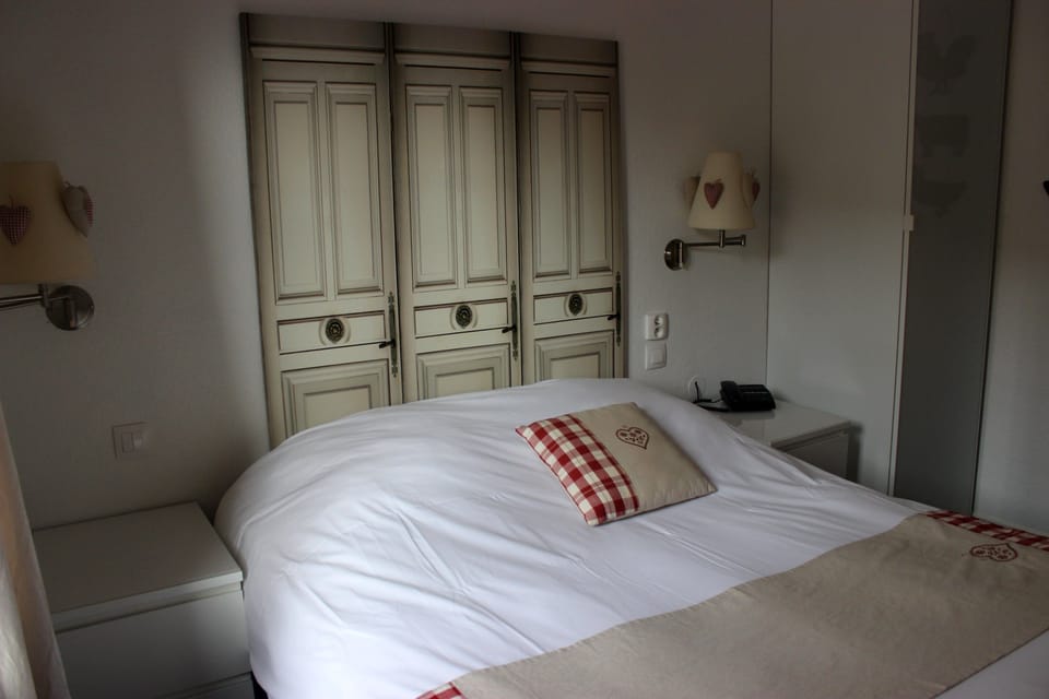 Double Room Single Use | Desk, cribs (free), WiFi (free)