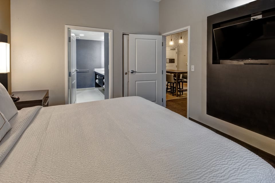 Premium bedding, desk, iron/ironing board, free cribs/infant beds