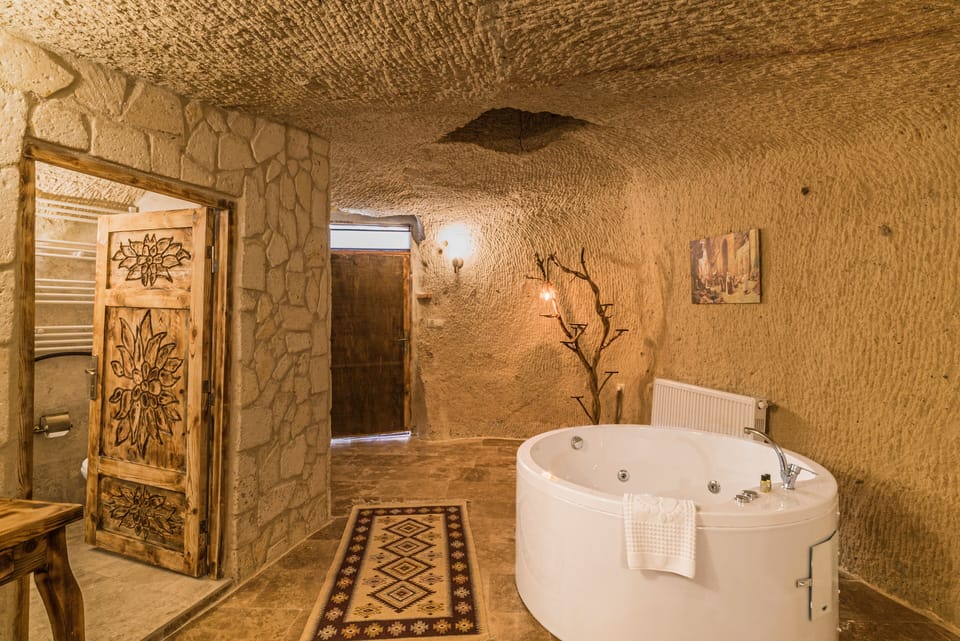 Honeymoon Room (Alesta) | Jetted tub