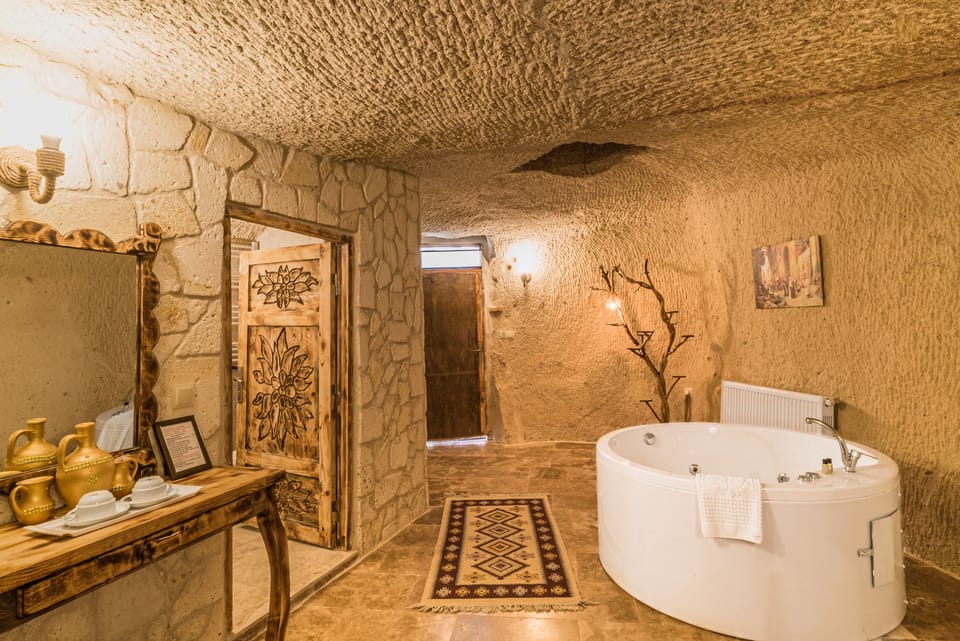 Honeymoon Room (Alesta) | Jetted tub