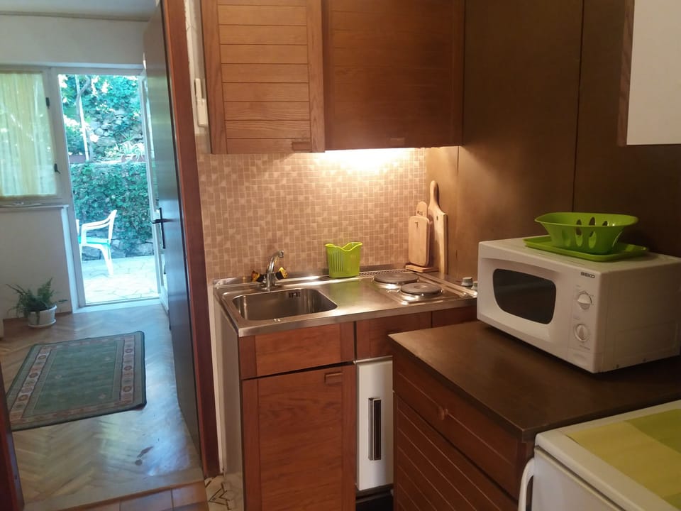 Fridge, microwave, stovetop, coffee/tea maker