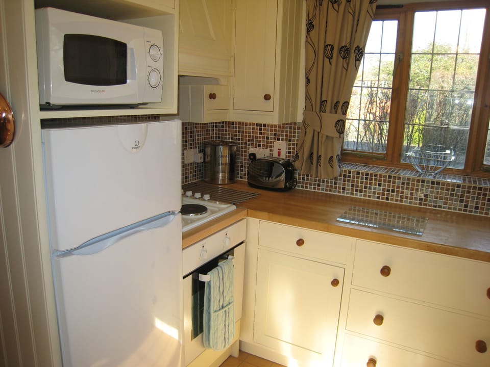 House, 2 Bedrooms | Private kitchen | Full-size fridge, microwave, oven, stovetop