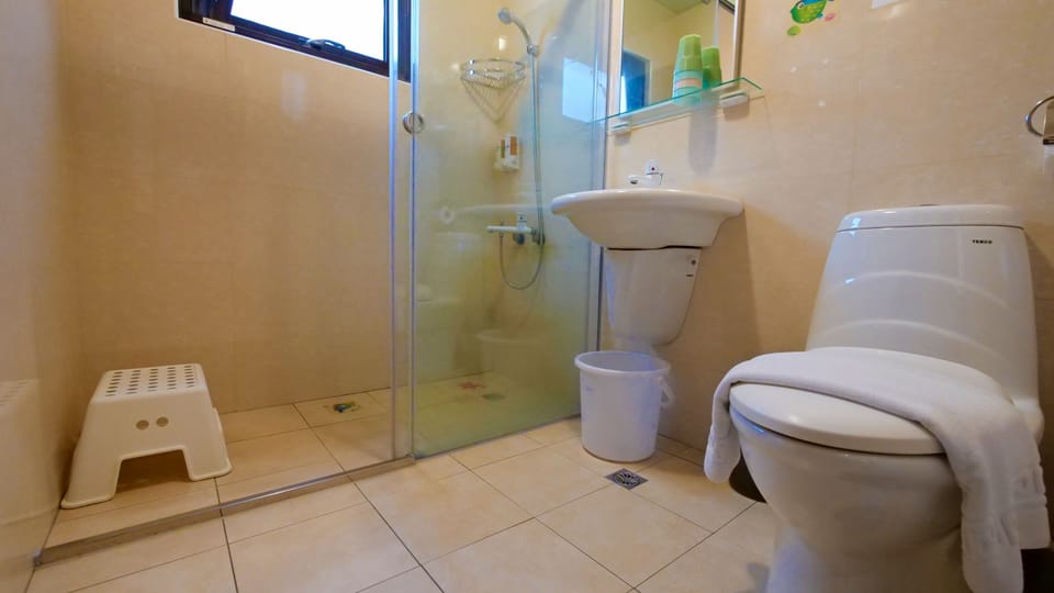 Honeymoon Room, 1 Queen Bed, Non Smoking | Bathroom | Shower, hair dryer, slippers, towels