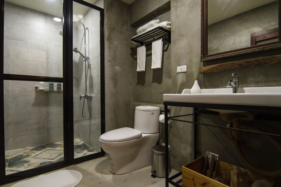 Shower, rainfall showerhead, free toiletries, hair dryer