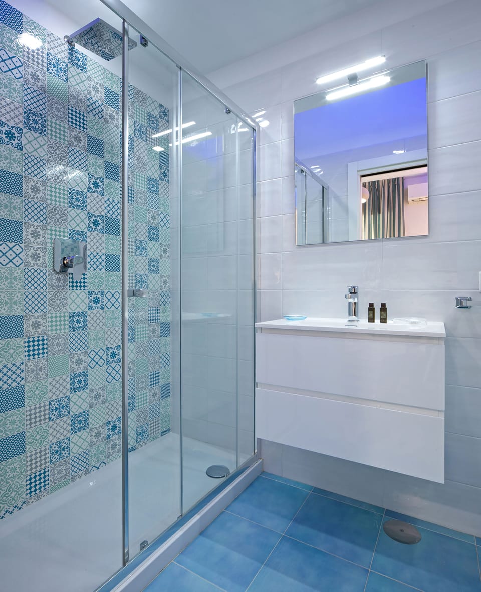 Standard Double Room, 1 Queen Bed, Non Smoking | Bathroom | Shower, rainfall showerhead, free toiletries, hair dryer