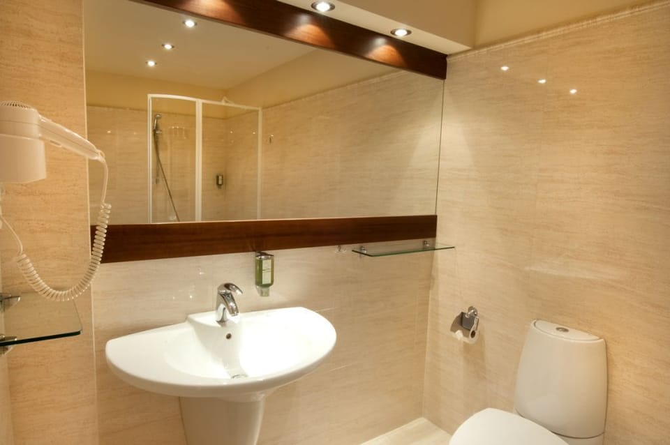 Single Room | Bathroom | Shower, free toiletries, hair dryer, bathrobes