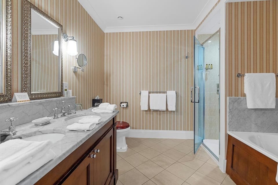 Classic King Room | Bathroom | Rainfall showerhead, free toiletries, hair dryer, bathrobes