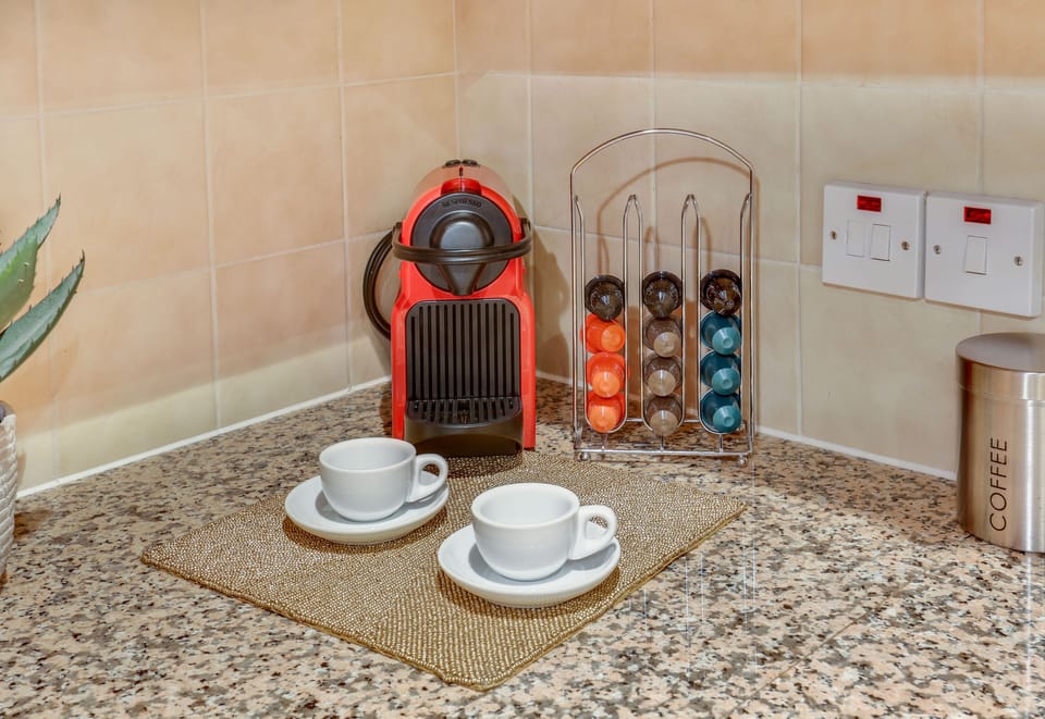 Business Apartment, Accessible, Private Bathroom (1 Bedroom) | Private kitchen | Fridge, microwave, oven, stovetop