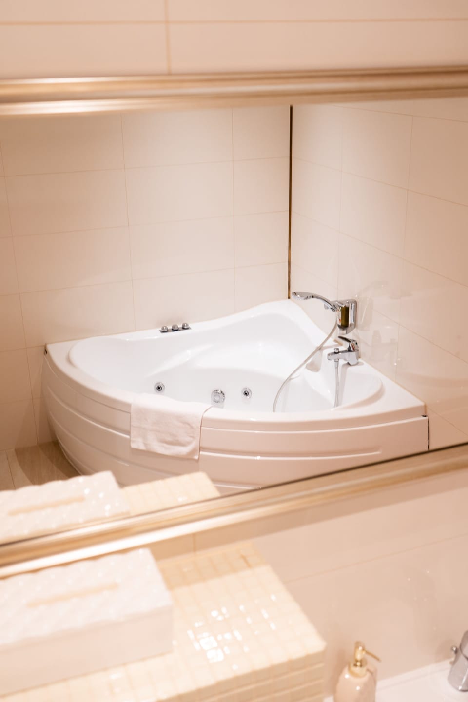 Apartment | Bathroom | Free toiletries, hair dryer, towels