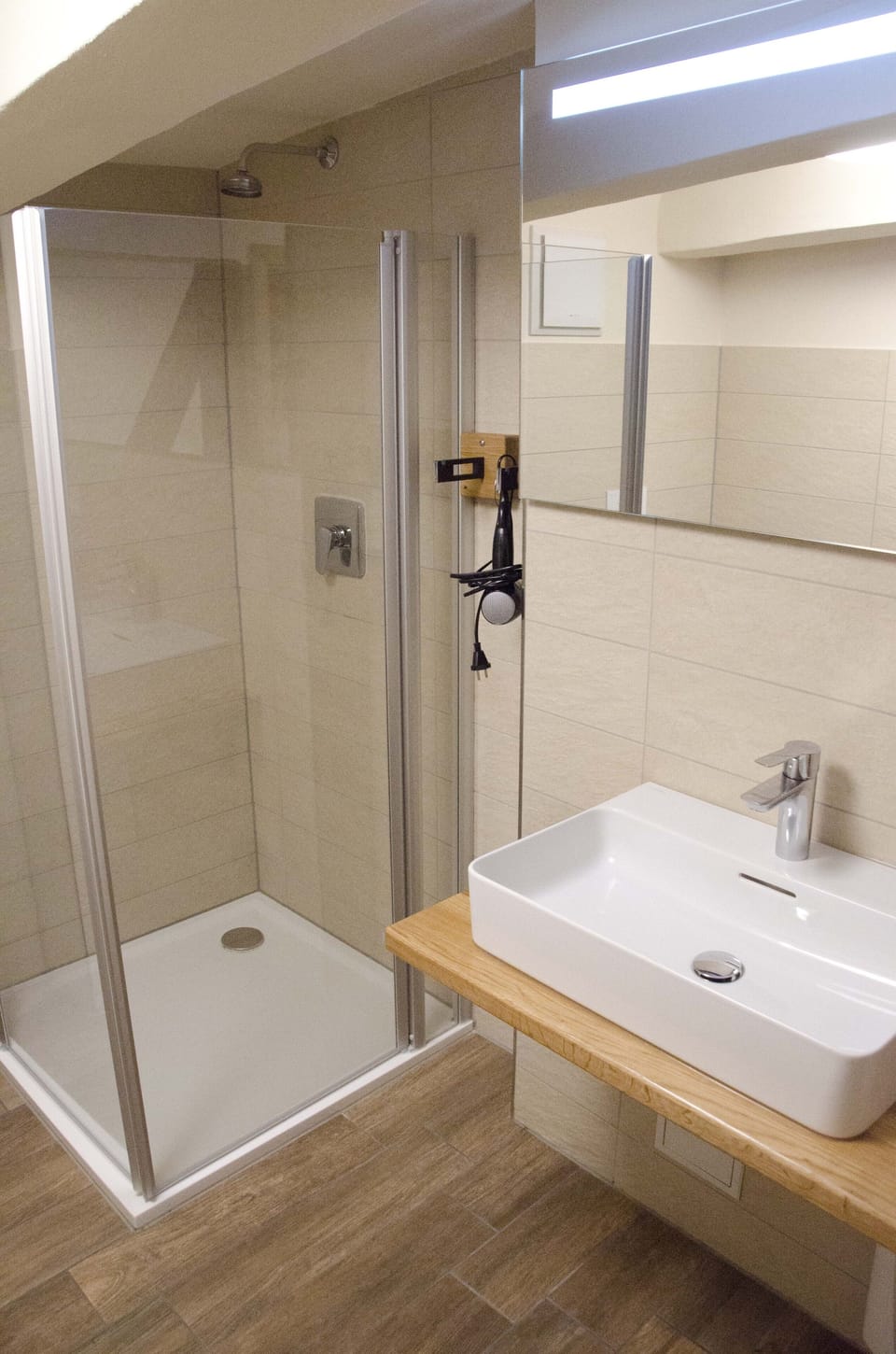 Comfort Double Room (Indonesien) | Bathroom | Shower, hair dryer, towels