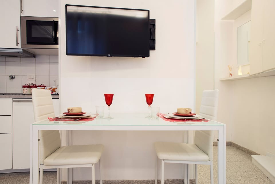 Apartment, 1 Queen Bed, Non Smoking | In-room dining