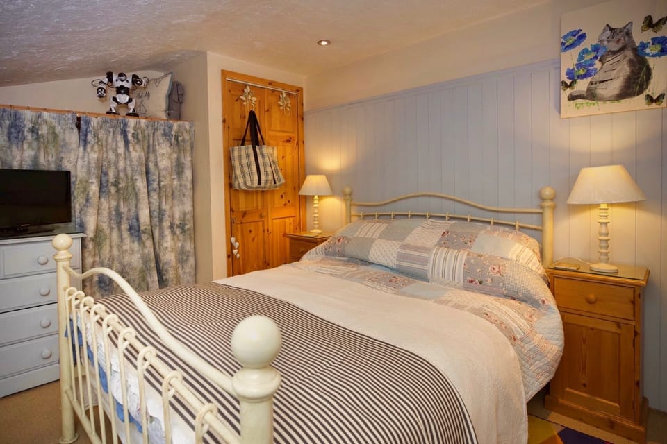 Premium bedding, desk, iron/ironing board, free WiFi