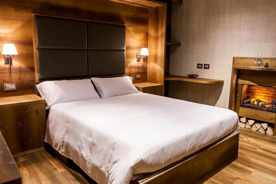 Junior Suite | In-room safe, desk, bed sheets