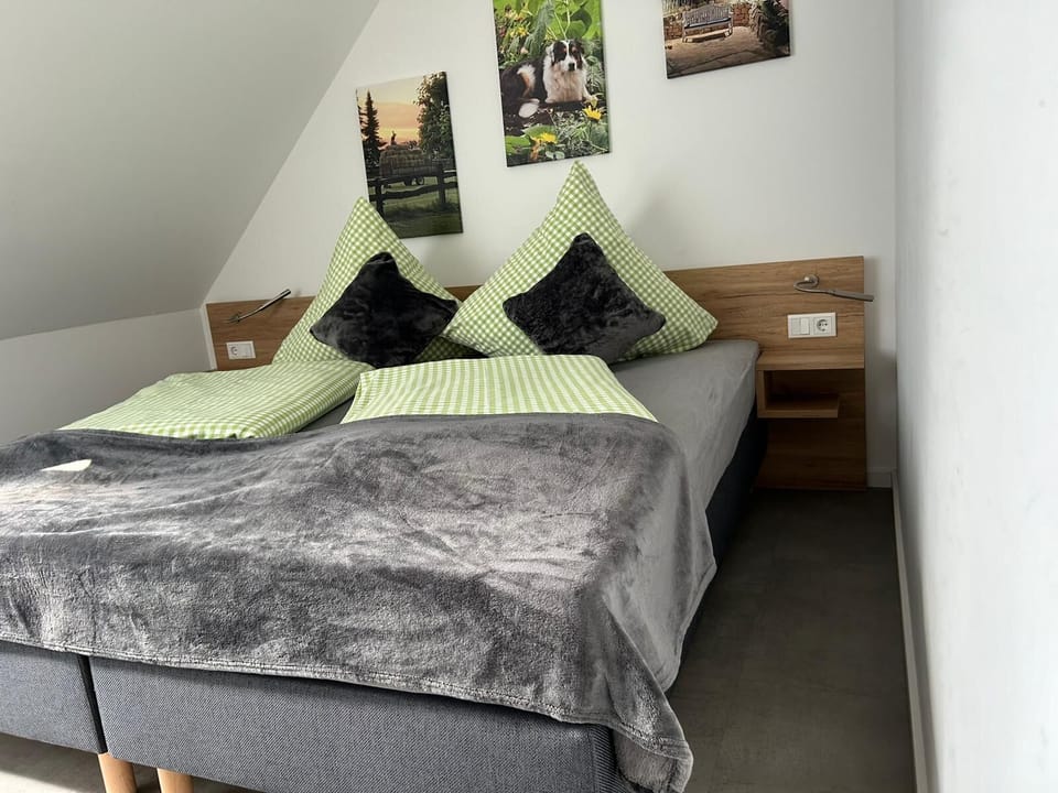 Comfort Room (Freiheit) | Premium bedding, individually decorated, individually furnished, desk