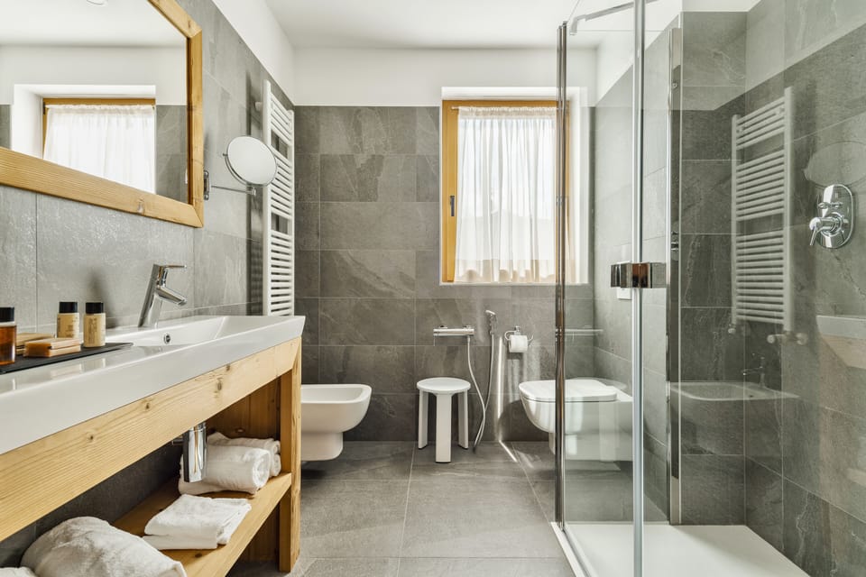 Suite Queen Cristallo/Croda | Bathroom | Shower, hair dryer, bathrobes, slippers