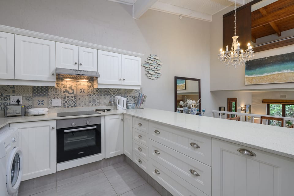 Classic Villa, 2 Bedrooms, Non Smoking, Lagoon View | Private kitchen | Electric kettle