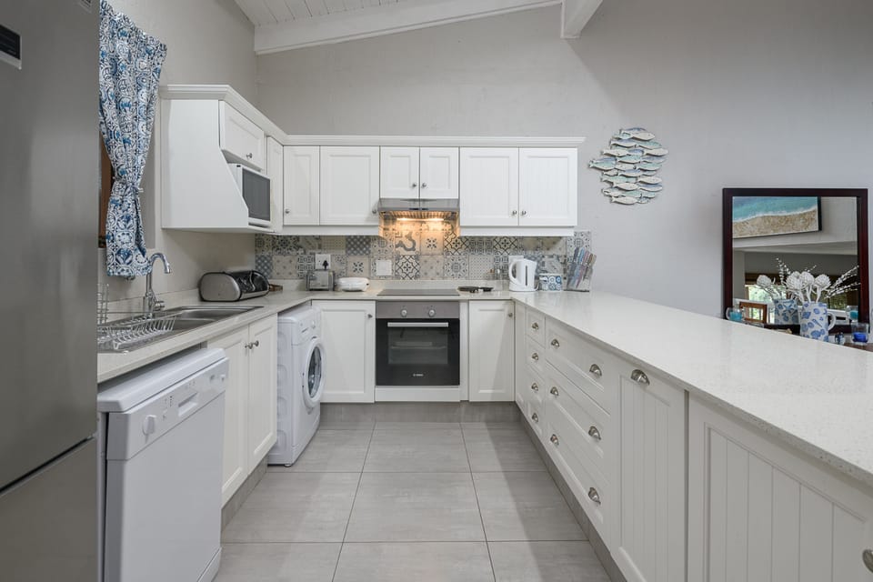 Classic Villa, 2 Bedrooms, Non Smoking, Lagoon View | Private kitchen | Electric kettle