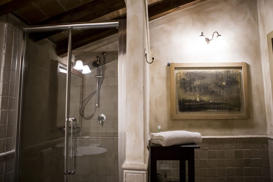 Superior Room | Bathroom | Shower, free toiletries, hair dryer, slippers