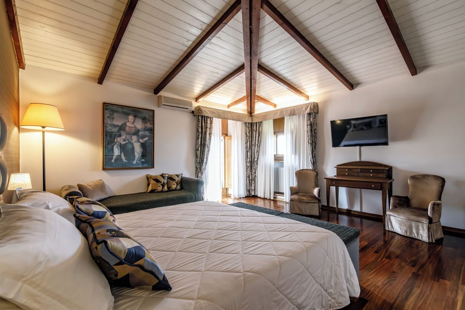 Exclusive Suite, Terrace, Vineyard View | Minibar, individually decorated, individually furnished, desk