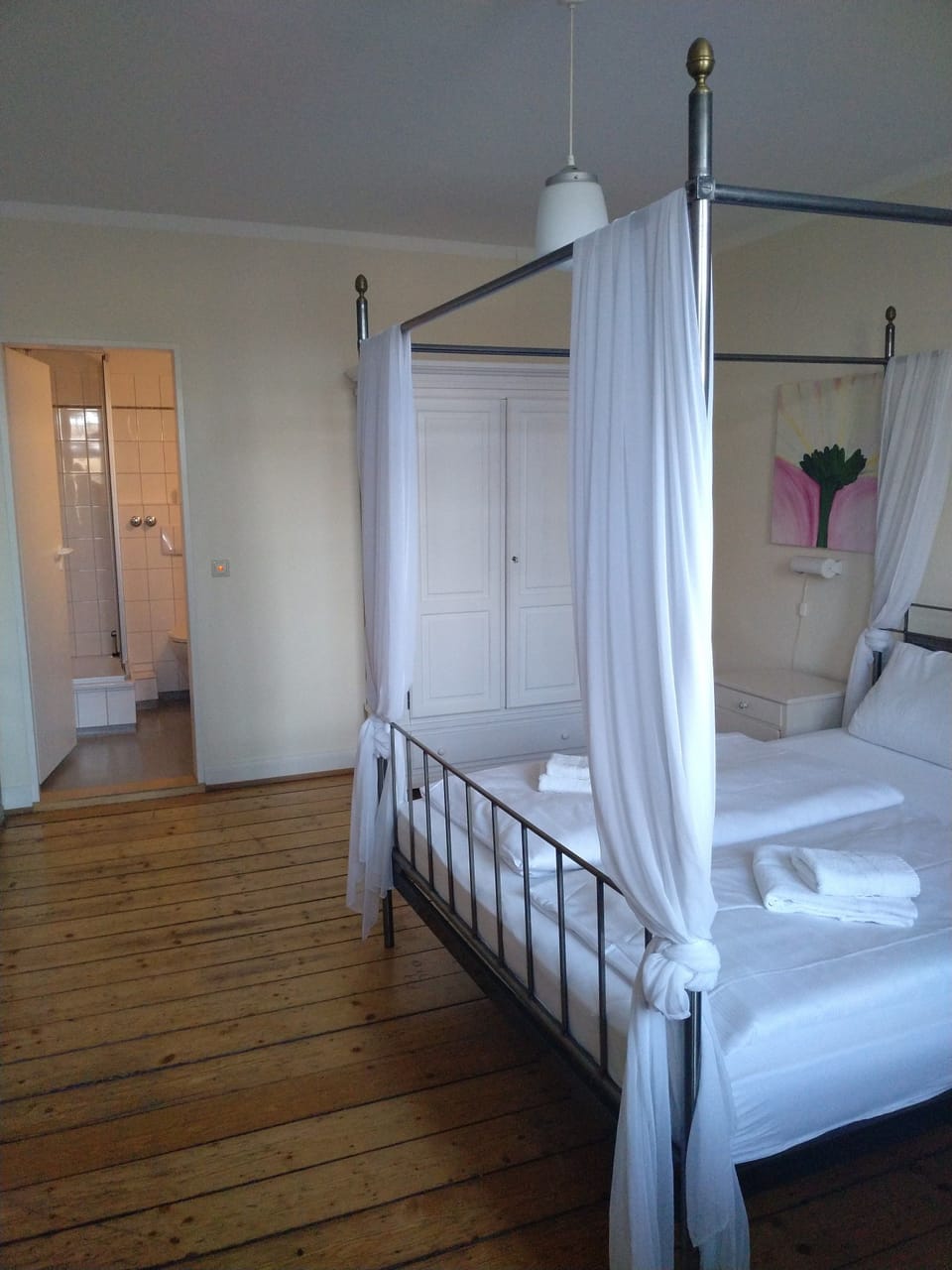Basic Double Room | WiFi (free), individually furnished, bed sheets