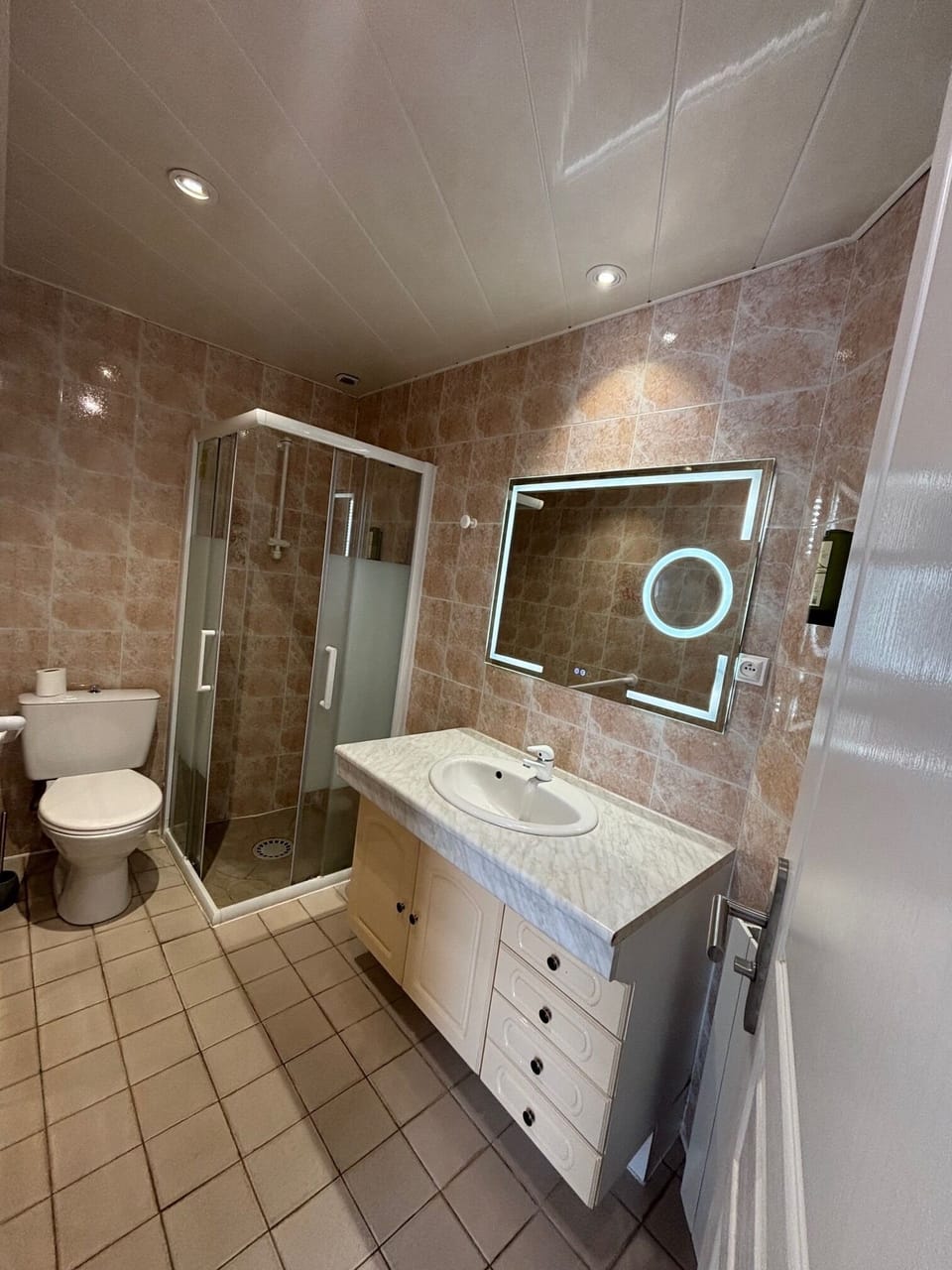 Comfort House | Bathroom | Shower, hydromassage showerhead, free toiletries, hair dryer