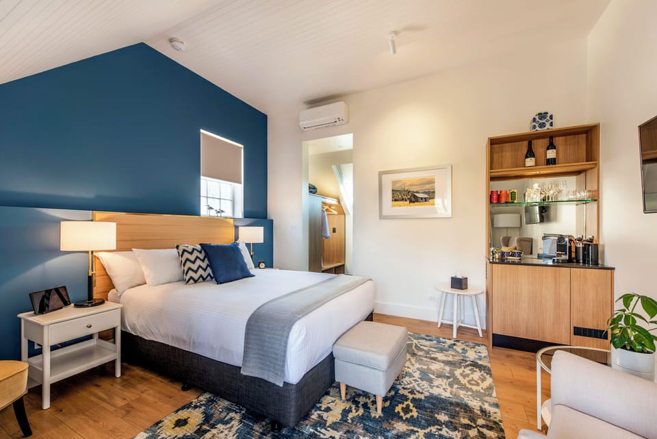 Courtyard Queen Room | 1 bedroom, premium bedding, pillowtop beds, minibar
