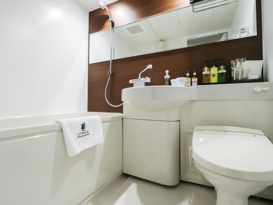 Combined shower/tub, deep soaking tub, free toiletries, hair dryer