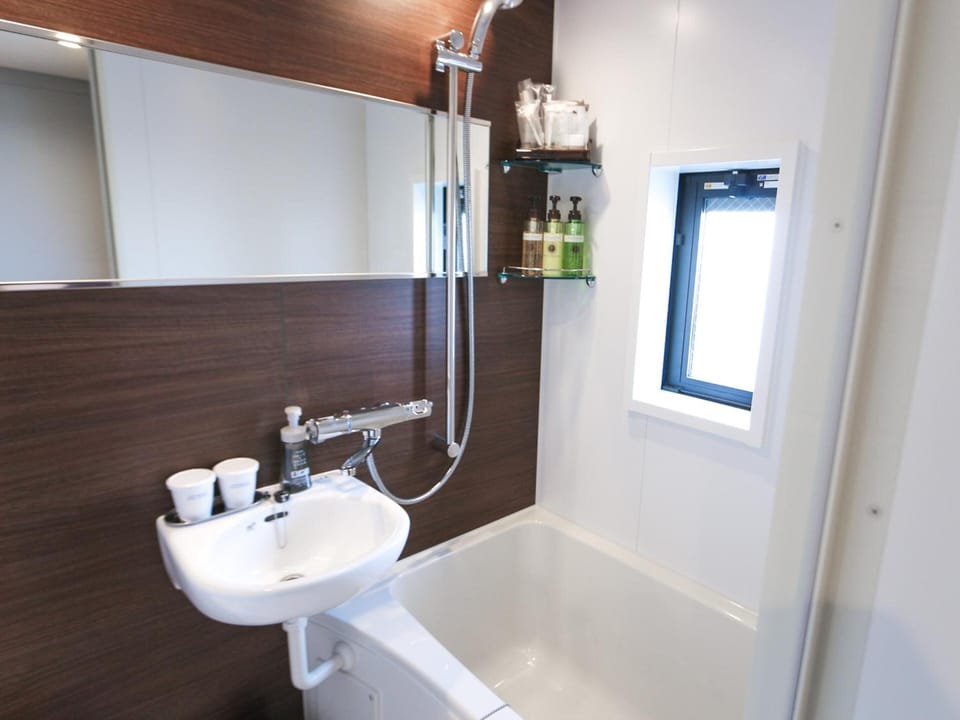 Combined shower/tub, deep soaking tub, free toiletries, hair dryer