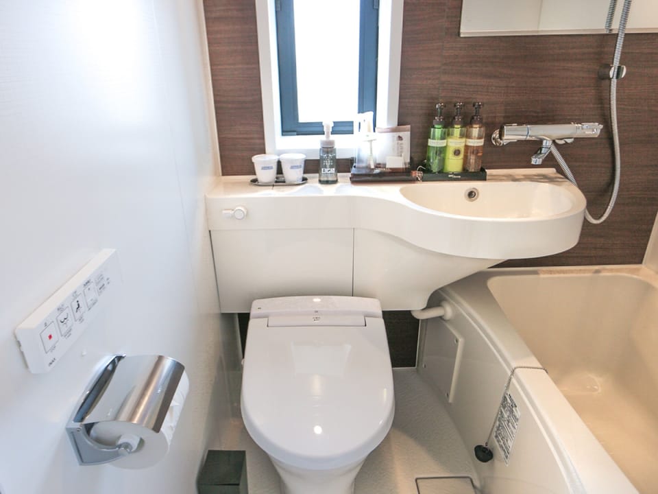 Combined shower/tub, deep soaking tub, free toiletries, hair dryer