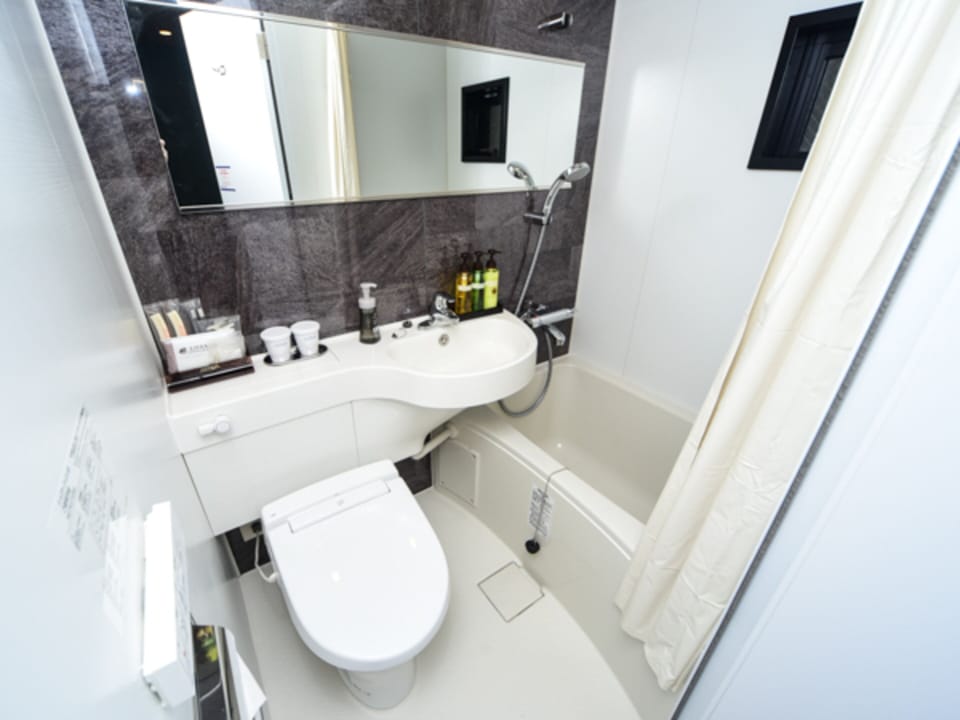 Combined shower/tub, deep soaking tub, free toiletries, hair dryer