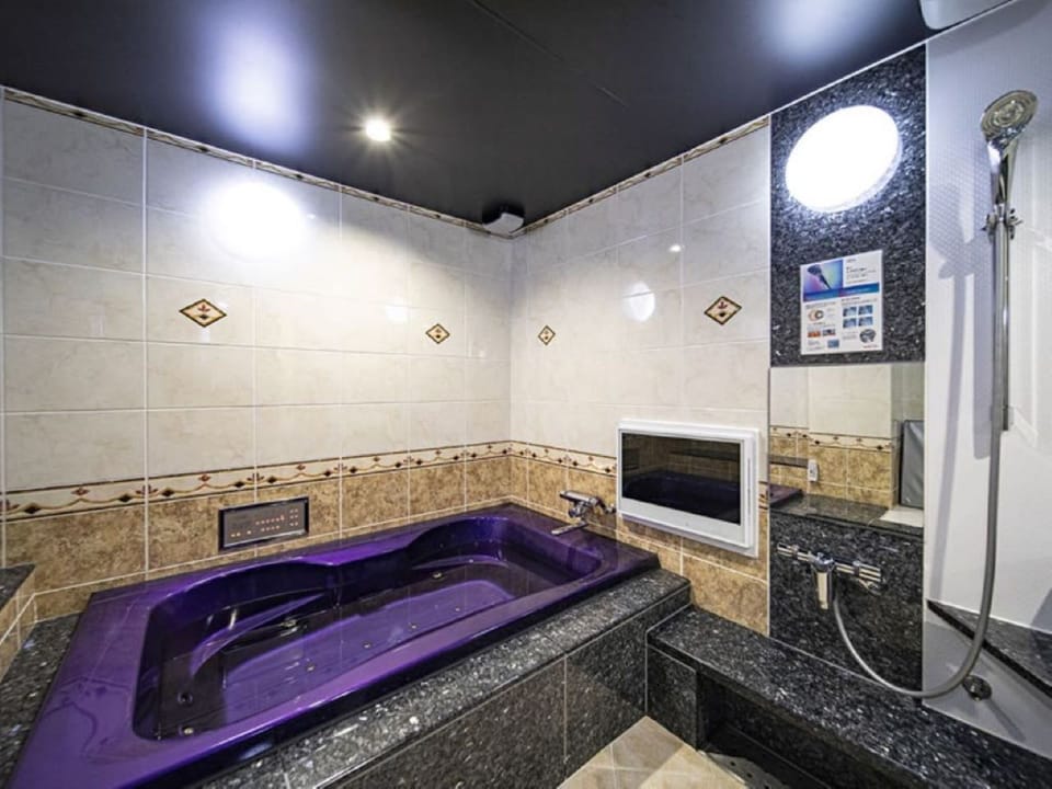 Design Room | Bathroom | Separate tub and shower, jetted tub, free toiletries, hair dryer