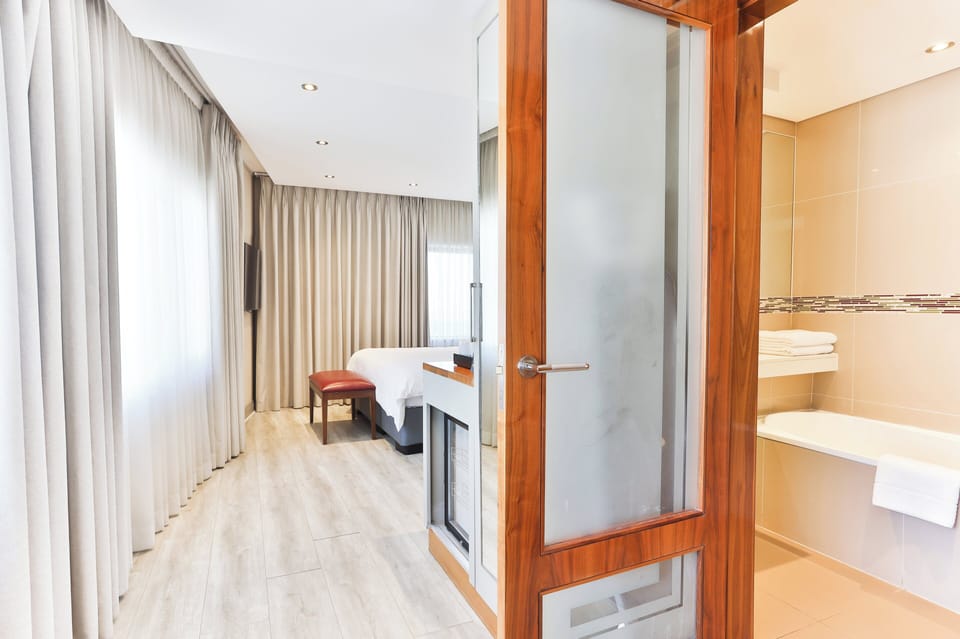 Standard Room, 1 Queen Bed, Accessible | Premium bedding, in-room safe, desk, soundproofing