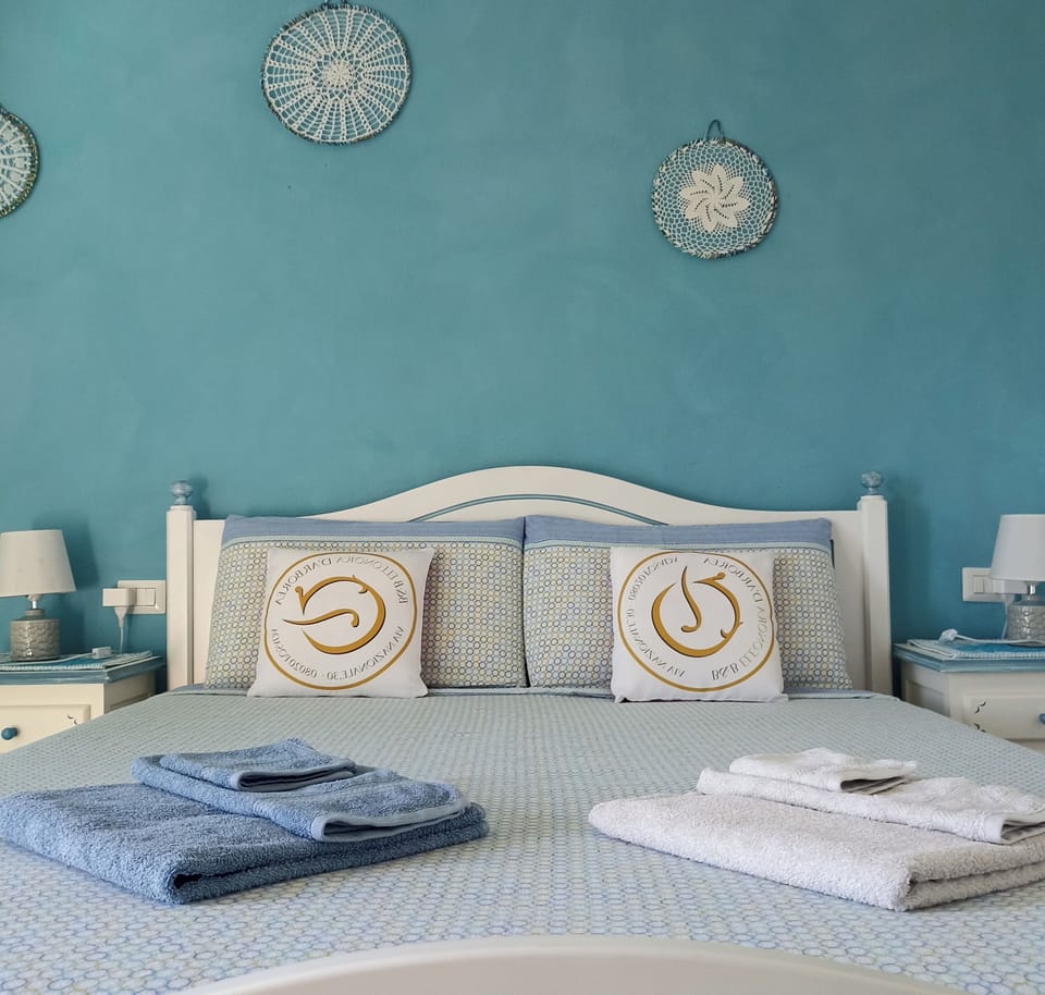 Traditional Double Room | Individually decorated, individually furnished, desk, free WiFi