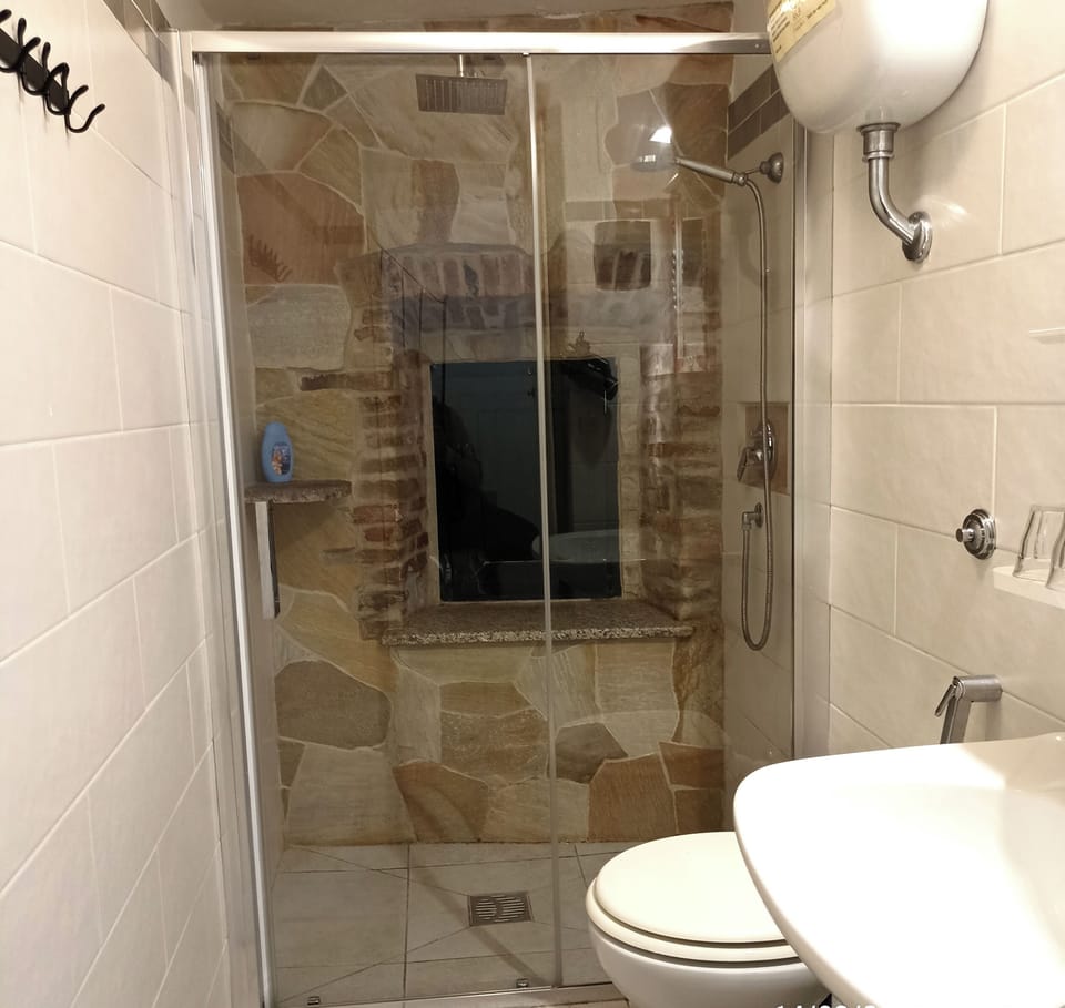 Traditional Double Room (Private External Bathroom) | Bathroom | Shower, rainfall showerhead, free toiletries, hair dryer