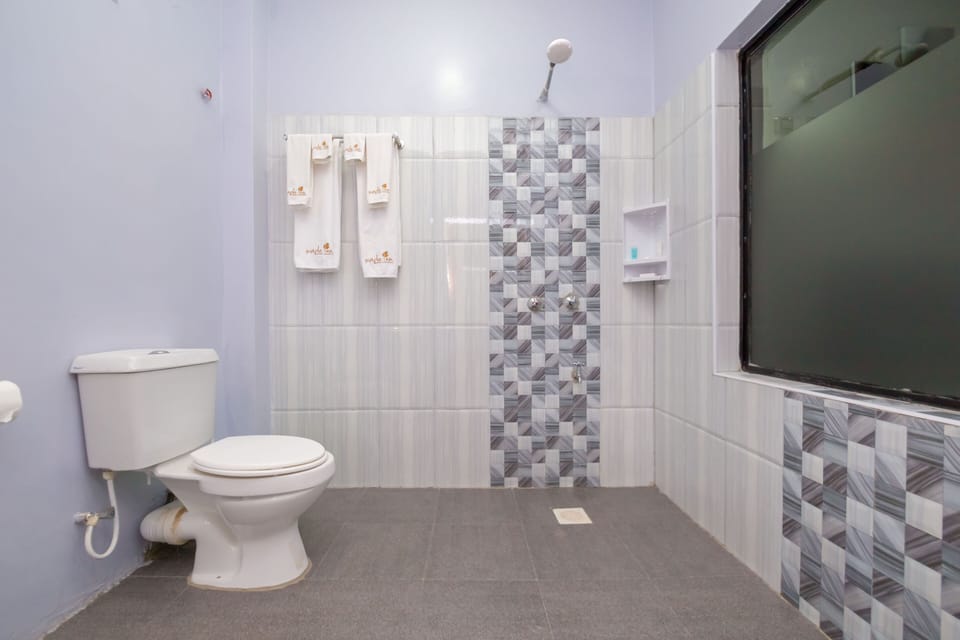 Shower, rainfall showerhead, free toiletries, towels