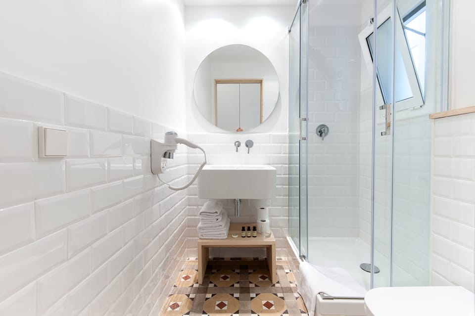 Double Room (small) | Bathroom | Shower, free toiletries, hair dryer, towels