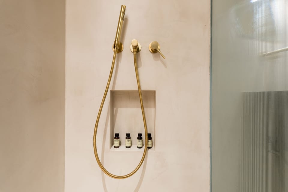 Shower, rainfall showerhead, free toiletries, hair dryer
