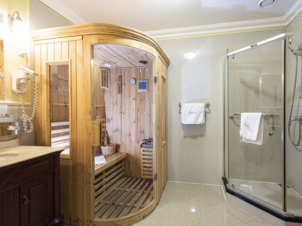 Superior Double room in Castle | Bathroom | Shower, hair dryer, bathrobes, towels