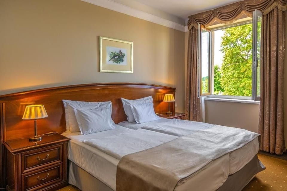 1 bedroom, hypo-allergenic bedding, minibar, in-room safe