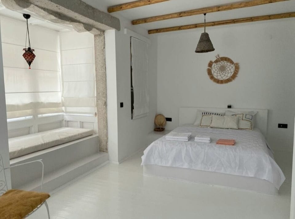 Deluxe Double Room | Minibar, WiFi (free), bed sheets