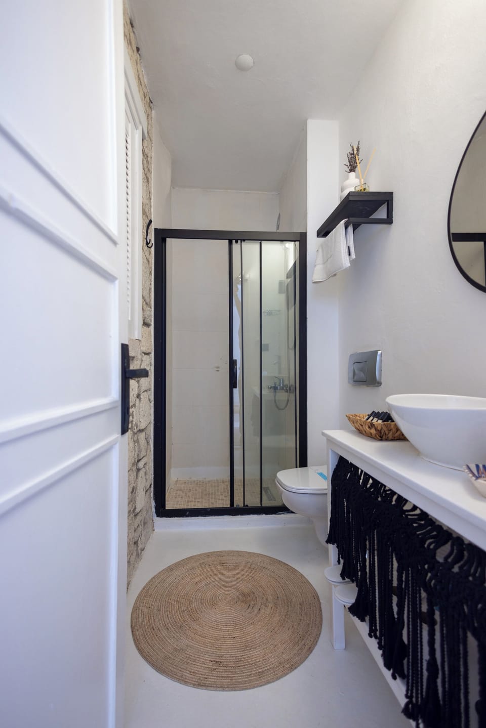 Deluxe Suite, Courtyard View | Bathroom | Shower, hair dryer, towels, soap